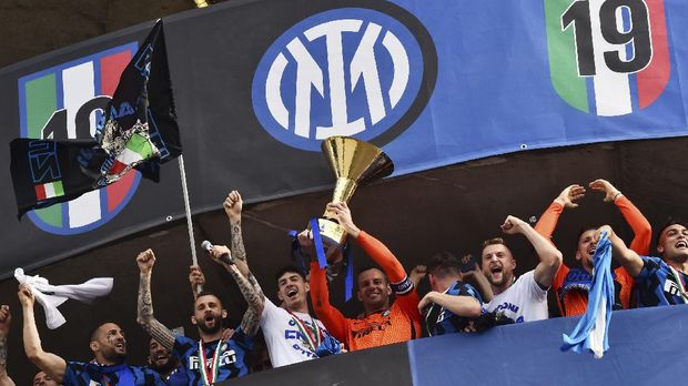 Soccer Football - Serie A - Inter Milan v Udinese - San Siro, Milan, Italy - May 23, 2021  Inter Milan players celebrate with the trophy inside the stadium after winning Serie A REUTERS/Massimo Pinca