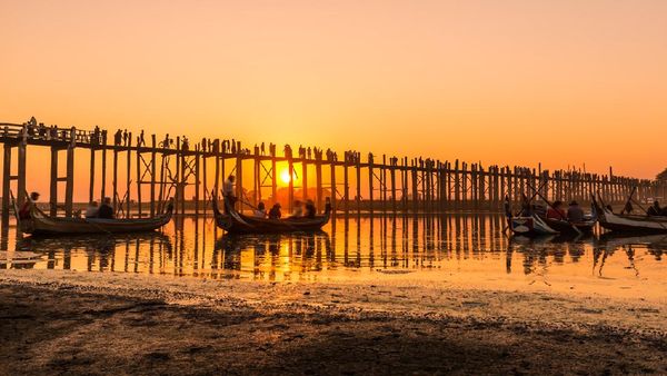 Foto Sunset di Jembatan Kayu Jati Terpanjang dan Tertua Sedunia