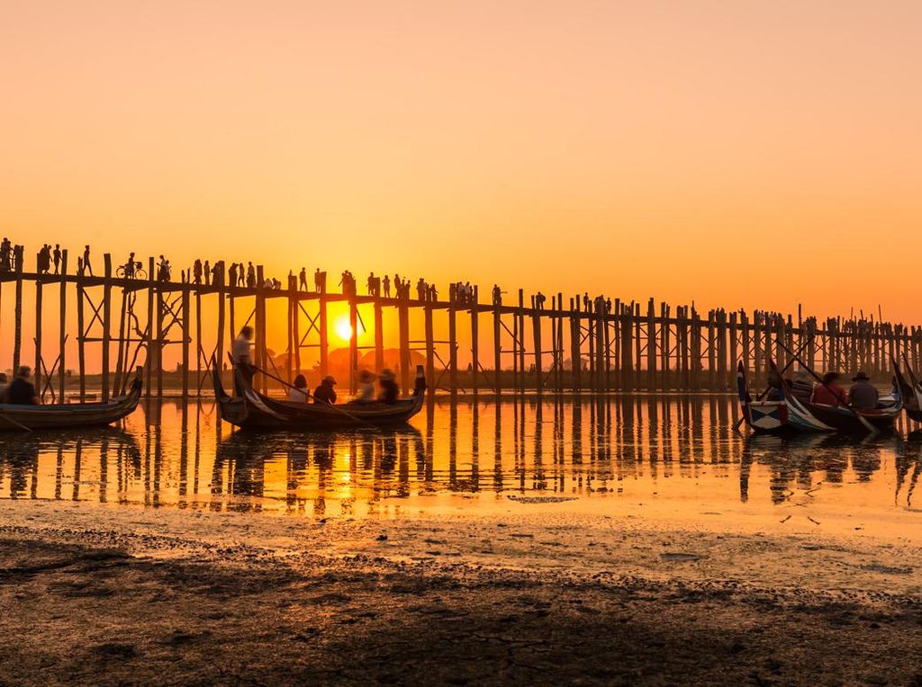 Foto Sunset di Jembatan Kayu Jati Terpanjang dan Tertua Sedunia