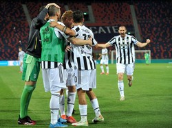 Para Pemain Juventus Ngintip Hasil Napoli Lewat HP