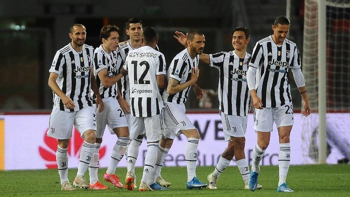 BOLOGNA, ITALY - MAY 23: Alvaro Morata of Juventus celebrates after scoring his teams fourth and his personal second goal  during the Serie A match between Bologna FC and Juventus at Stadio Renato DallAra on May 23, 2021 in Bologna, Italy. (Photo by Mario Carlini / Iguana Press/Getty Images)