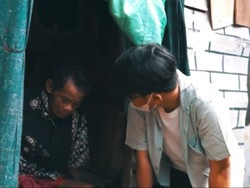 Pilu! Kakek 95 Tahun Penjual Pisang Ini Tidur di Dekat Kandang Ayam