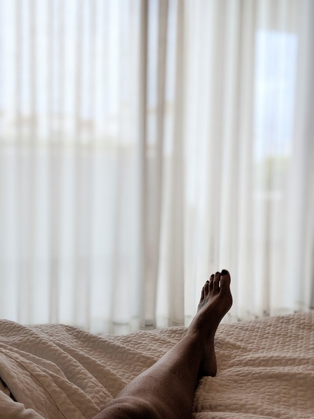 Kaki di atas tempat tidur/Photo by unsplash.com/@georgie_cobbs Kaki