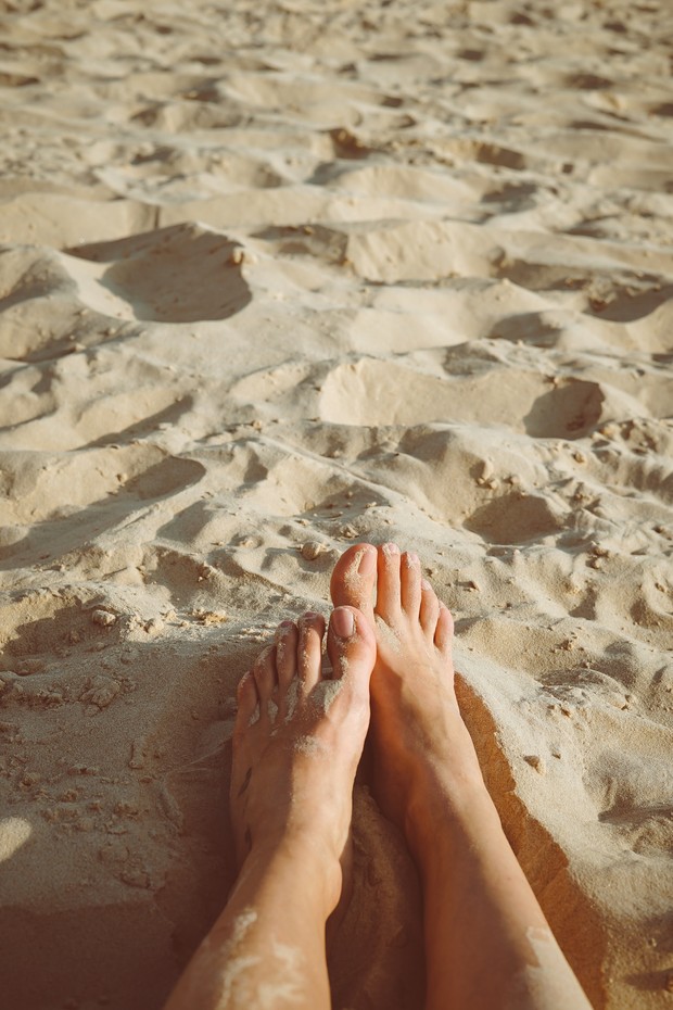 Kaki di pasir pantai/Photo by unsplash.com/@heftiba Kaki