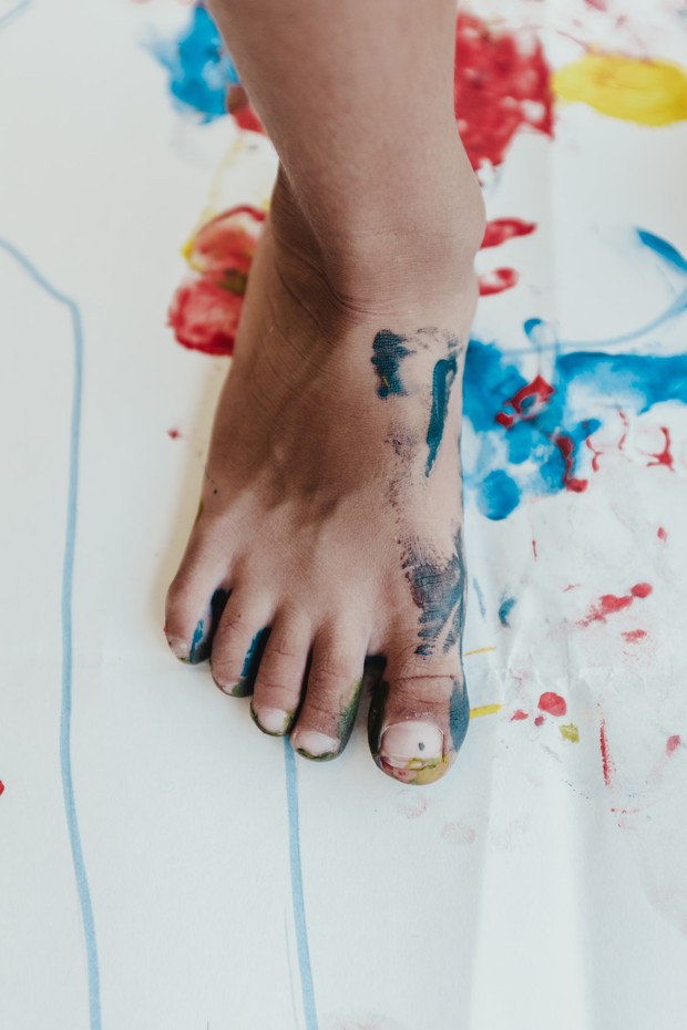 Kaki yang dipenuhi warna/Photo by unsplash.com/@bernardhermant Kaki