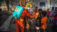 Kala Badut Sebarkan Pesan Aman dari Corona Untuk Warga India