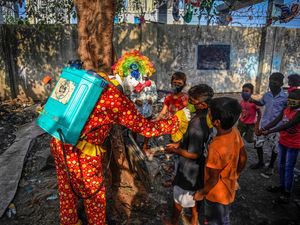 Kala Badut Sebarkan Pesan Aman dari Corona Untuk Warga India