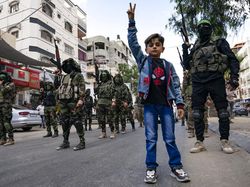 Kala Pejuang Hamas Unjuk Gigi di Kota Gaza