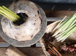 Segarnya Kelapa Muda Bakar Rempah yang Unik dan Kaya Manfaat