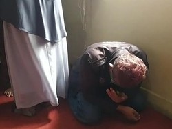 Tak Wajibkan Salat, Bos Kelompok Rambut Merah Mewek Saat Bertobat