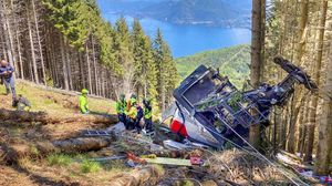 Foto Kereta Gantung Jatuh 14 Tewas di Italia