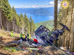 Kereta Gantung Jatuh Tewaskan 14 Orang, Penembakan di AS Renggut 12 Nyawa