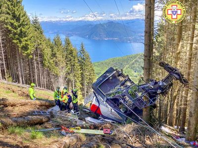 Foto Kereta Gantung Jatuh 14 Tewas di Italia