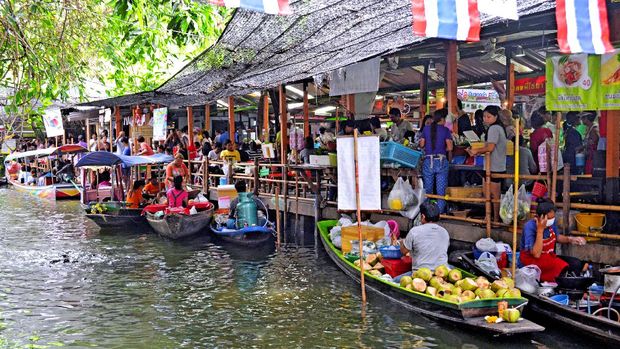 Vendors boats on the canal at Khlong Lat Mayom floating market in Bangkok