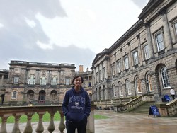 Kisah Inspiratif Pria Hidup di Bekas Kandang Kambing Raih Beasiswa S-2 di UK