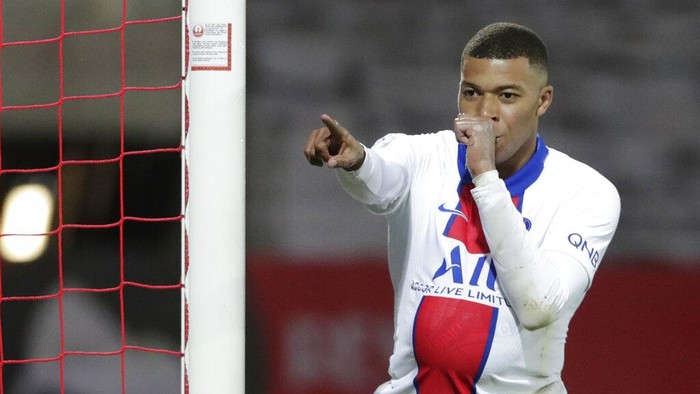 PSGs Kylian Mbappe celebrates after scoring his sides second goal during the French League One soccer match between Brest and Paris Saint-Germain at the Stade Francis-Le Ble stadium in Brest, France, Sunday, May 23, 2021. (AP Photo/Thibault Camus)