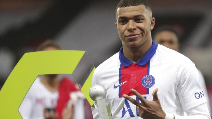 PSGs Kylian Mbappe holds the trophy for the best scorer of the league after the French League One soccer match between Brest and Paris Saint-Germain at the Stade Francis-Le Ble stadium in Brest, France, Sunday, May 23, 2021. (AP Photo/Thibault Camus)