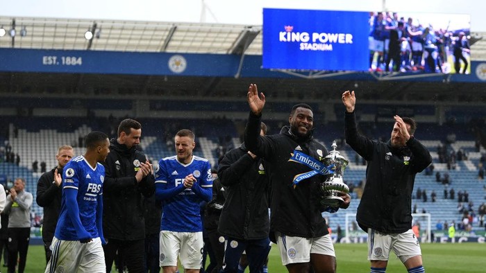 LEICESTER, ENGLAND - MAY 23:  Wes Morgan of Leicester City with the FA Cup at the end of the Premier League match between Leicester City and Tottenham Hotspur at The King Power Stadium on May 23, 2021 in Leicester, England. A limited number of fans will be allowed into Premier League stadiums as Coronavirus restrictions begin to ease in the UK following the COVID-19 pandemic. (Photo by Shaun Botterill/Getty Images)