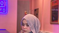 Gaya Keren Lesti Kejora saat Nongkrong di Kafe Kekinian