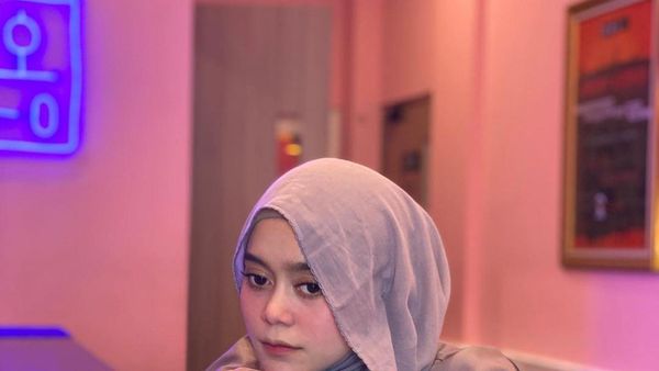 Gaya Keren Lesti Kejora saat Nongkrong di Kafe Kekinian