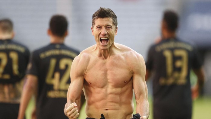 Bayerns Robert Lewandowski celebrates after scoring his sides fifth goal during the Bundesliga soccer match between Bayern Munich and FC Augsburg at the Allianz Arena stadium in Munich, Germany, Saturday, May 22, 2021. (AP Photo/Matthias Schrader, Pool)