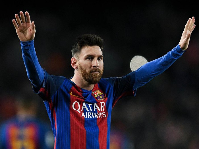 BILBAO, SPAIN - OCTOBER 28:  Lionel Messi of FC Barcelona looks on prior to the start the La Liga match between Athletic Club Bilbao and FC Barcelona at San Mames Stadium on October 28, 2017 in Bilbao, Spain.  (Photo by Juan Manuel Serrano Arce/Getty Images)