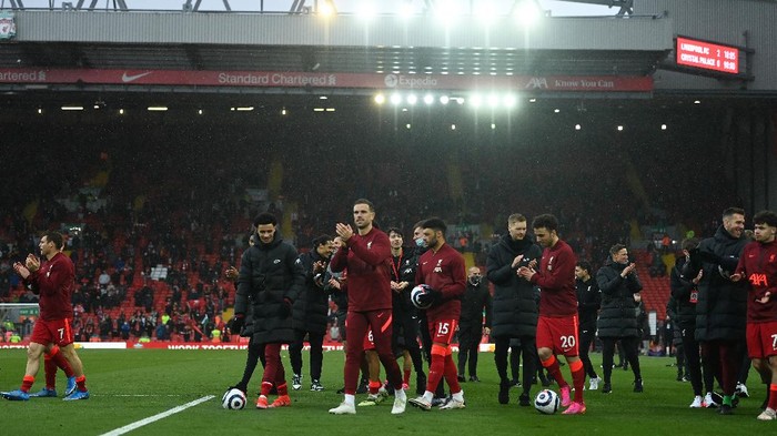 LIVERPOOL, ENGLAND - MAY 23: Jordan Henderson of Liverpool and teammates acknowledge the fans following the Premier League match between Liverpool and Crystal Palace at Anfield on May 23, 2021 in Liverpool, England. A limited number of fans will be allowed into Premier League stadiums as Coronavirus restrictions begin to ease in the UK. (Photo by Gareth Copley/Getty Images)
