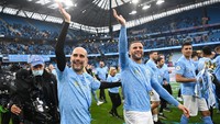 Pep Guardiola dan bek Kyle Walker melambaikan tangan ke arah fans. (Foto: Michael Regan/Getty Images)