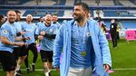 Foto: Man City Angkat Trofi Juara Liga Inggris & Beri Tribute ke Aguero