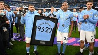 Aguero (kiri), diberi jersey dengan nomor punggung 93 20, yang merupakan menit ketika Aguero mencetak gol kemenangan City saat mengunci titel Premier League pertamanya pada 2011 lalu. (Foto: Michael Regan/Getty Images)