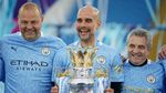 Foto: Man City Angkat Trofi Juara Liga Inggris & Beri Tribute ke Aguero