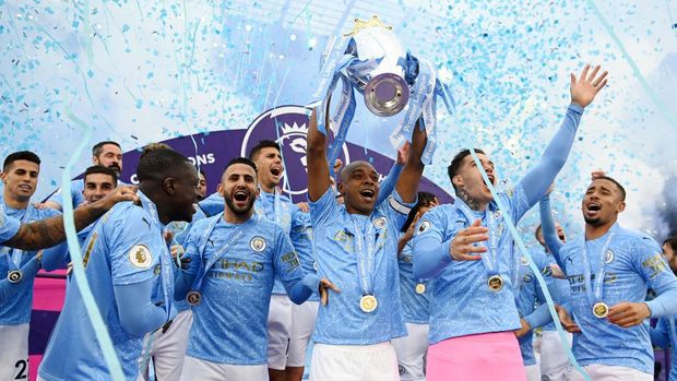 MANCHESTER, ENGLAND - MAY 23: Fernandinho of Manchester City lifts the Premier League Trophy, as Manchester City are presented with the Trophy as they win the league following the Premier League match between Manchester City and Everton at Etihad Stadium on May 23, 2021 in Manchester, England. A limited number of fans will be allowed into Premier League stadiums as Coronavirus restrictions begin to ease in the UK. (Photo by Michael Regan/Getty Images)
