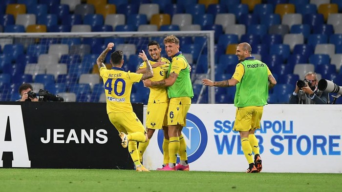 NAPLES, ITALY - MAY 23: Marco Davide Faraoni of Hellas Verona celebrates with team mates Daniel Bessa and Matteo Lovato after scoring his teams first goal during the Serie A match between SSC Napoli and Hellas Verona FC at Stadio Diego Armando Maradona on May 23, 2021 in Naples, Italy. Sporting stadiums around Italy remain under strict restrictions due to the Coronavirus Pandemic as Government social distancing laws prohibit fans inside venues resulting in games being played behind closed doors.  (Photo by Francesco Pecoraro/Getty Images)