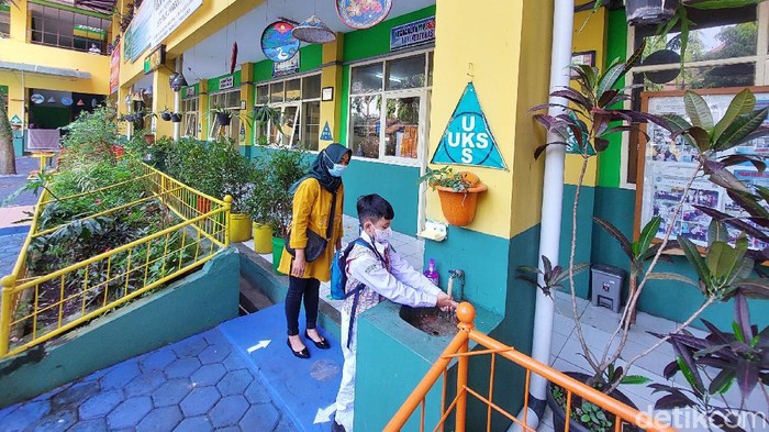 Sekolah di Kota Cimahi dari jenjang TK, SD, serta, SMP melakukan simulasi Pembelajaran Tatap Muka (PTM). Simulasi itu sebagai persiapan sebelum pelaksanaan PTM pada 19 Juli.