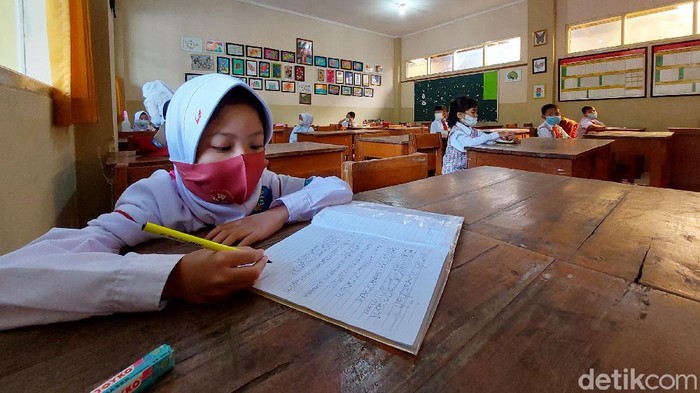 Menengok Pelaksanaan Simulasi PTM TK, SD, SMP di Cimahi Sekolah di Kota Cimahi dari jenjang TK, SD, serta, SMP melakukan simulasi Pembelajaran Tatap Muka (PTM). Simulasi itu sebagai persiapan sebelum pelaksanaan PTM pada 19 Juli.