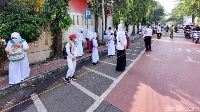 Menengok Pelaksanaan Simulasi PTM TK, SD, SMP di Cimahi Sekolah di Kota Cimahi dari jenjang TK, SD, serta, SMP melakukan simulasi Pembelajaran Tatap Muka (PTM). Simulasi itu sebagai persiapan sebelum pelaksanaan PTM pada 19 Juli.