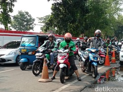 Ojol Ngetem di Stasiun Manggarai Bikin Macet, Pengendara Terganggu