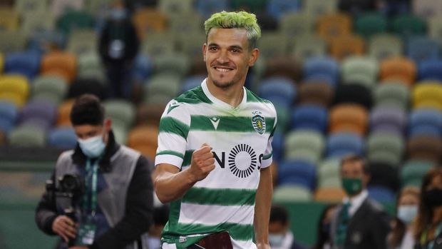 Pedro Goncalves Soccer Football - Primeira Liga - Sporting CP v Boavista - Estadio Jose Alvalade, Lisbon, Portugal - May 11, 2021 Sporting CP's Pedro Goncalves celebrates after winning the Primeira Liga REUTERS/Pedro Nunes