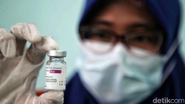 Petugas tenaga kesehatan memberikan vaksin Astrazeneca kepada warga di kawasan RW 01 Sunter Agung dan Puskesmas Cilincing, Jakarta Utara, Senin (24/5/2021). Vaksin AstraZeneca batch CTMAV547 resmi disetop. Namun Vaksin AstraZeneca selain batch CTMAV547 tetap digunakan dalam program vaksinasi nasional.
