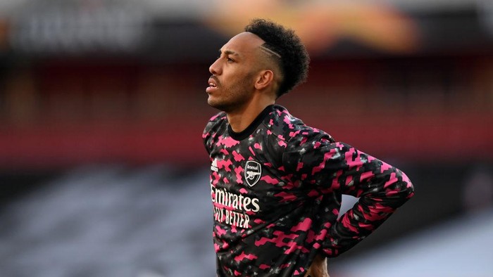 LONDON, ENGLAND - MAY 06: Pierre-Emerick Aubameyang of Arsenal warms up prior to the UEFA Europa League Semi-final Second Leg match between Arsenal and Villareal CF at Emirates Stadium on May 06, 2021 in London, England. Sporting stadiums around Europe remain under strict restrictions due to the Coronavirus Pandemic as Government social distancing laws prohibit fans inside venues resulting in games being played behind closed doors. (Photo by Shaun Botterill/Getty Images)