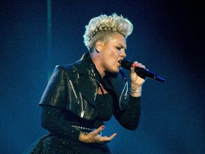 Penyanyi Pink Siap Bayarkan Denda Tim Bola Tangan Norwegia