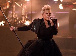 Pengakuan Kocak P!nk ke Jon Bon Jovi Saat Raih ICON Award BBMAs