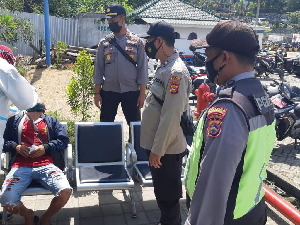 Pemeriksaan Suket Rapid Test COVID-19 di Pelabuhan Lembar Diperketat Pemeriksaan Suket Rapid Test COVID-19 di Pelabuhan Lembar Diperketat