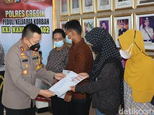 Keluarga Kru KRI Nanggala-402 di Gresik Dapat Surat Kendaraan dan SIM Gratis