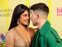 Beda Generasi, Priyanka Chopra Diajari Cara Main TikTok oleh Nick Jonas