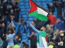 Riyad Mahrez Rayakan Juara Liga Inggris dengan Bendera Palestina