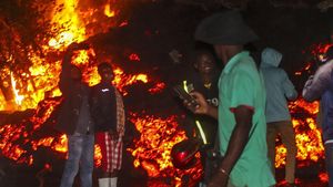 Saat Warga Kongo Asyik Selfie di Depan Lava Gunung Berapi