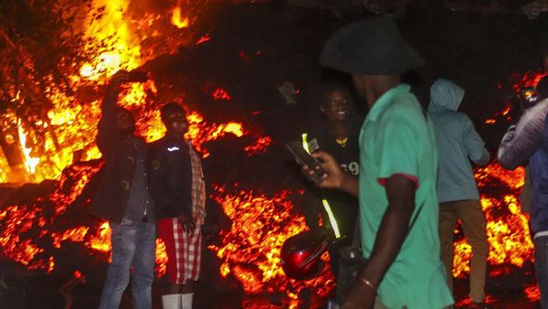 Saat Warga Kongo Asyik Selfie di Depan Lava Gunung Berapi