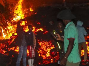 Saat Warga Kongo Asyik Selfie di Depan Lava Gunung Berapi