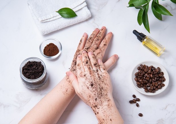 Scrub Menggunakan Minyak Zaitun/ Foto: freepik.com Scrubbing